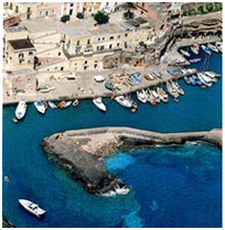 Porto di Ventotene. Vacanze a vela charter broker noleggio locazione affitto barche per Ponza pontine flegree. Sail 2 Sail