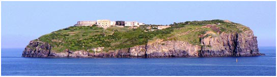 Panorama di Santo Stefano. Ponza Palmarola Zannone Ventotene Ischia Procida Capri vacanze a vela charter broker noleggio locazione affitto barche per pontine flegree.